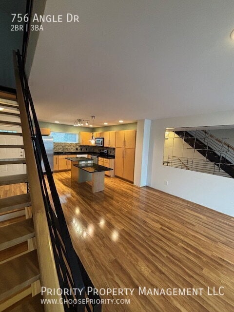 Building Photo - 756 Angle Dr