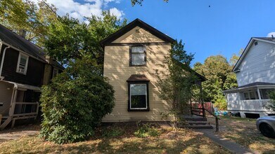 Building Photo - Come live in a charming 3-bedroom house in...