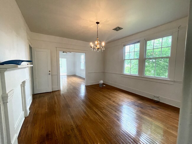 Building Photo - AVAILABLE JUNE 2026 Stunning 3 bed/2 bath ...