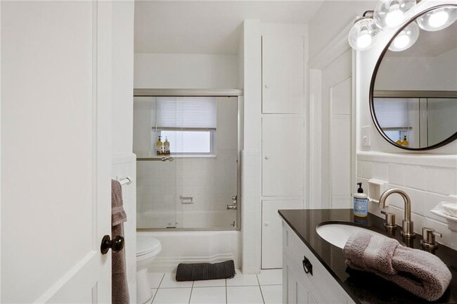 Building Photo - 961 E Rock Springs Rd NE