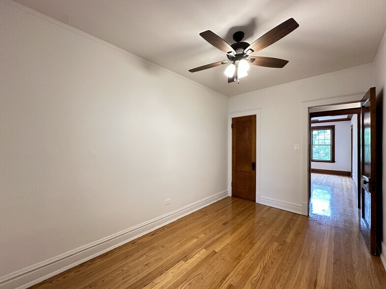 Building Photo - 2121 W Irving Park Rd