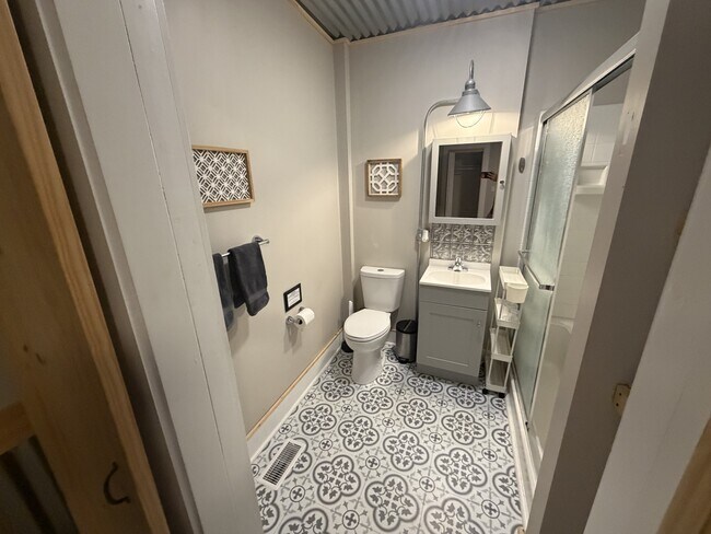 Building Photo - 404 N Washington St