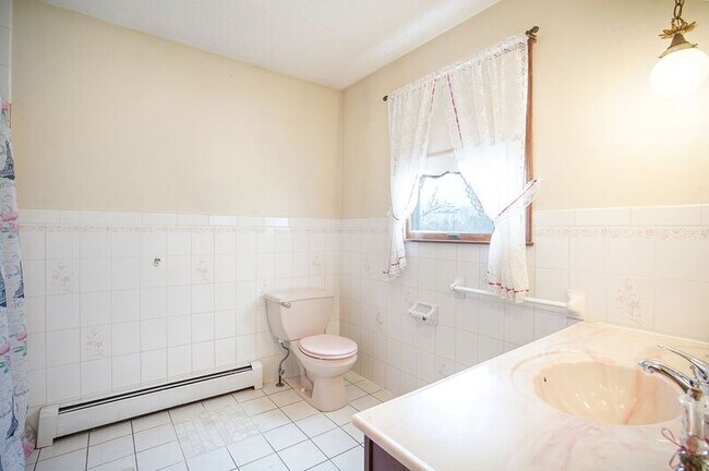 Building Photo - 13 Weston St