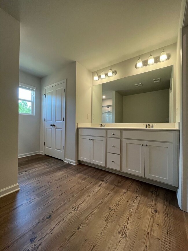 Building Photo - Beautiful New Construction Townhome in Daw...