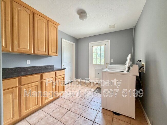 Building Photo - 961 Golden Pheasant Dr