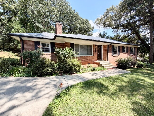 Building Photo - Beautifully Updated 3 Bedroom, 2 Bath Home in Clemson