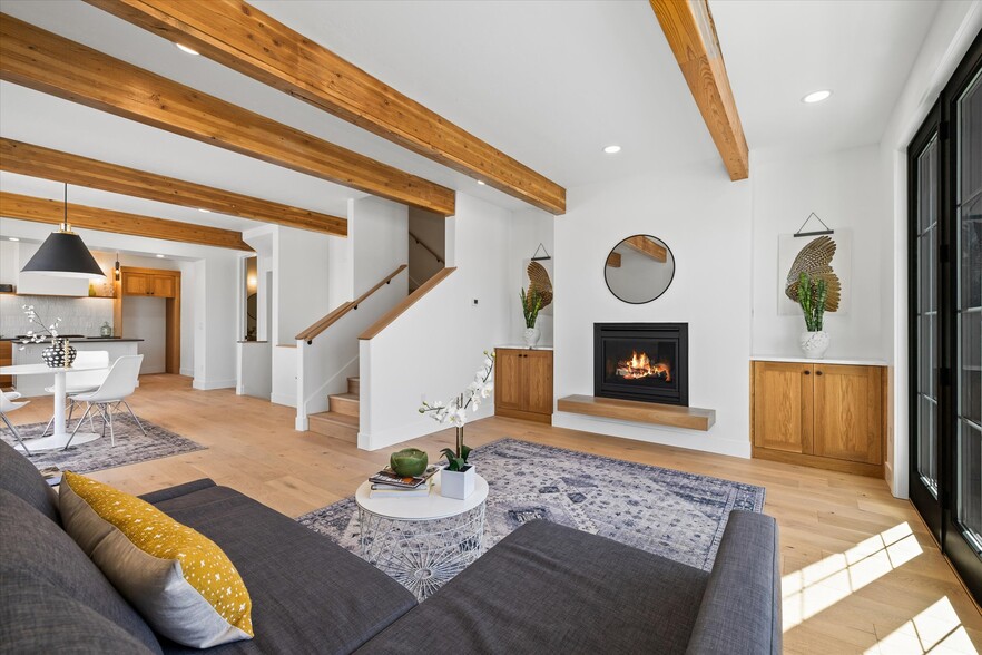 Building Photo - 614 N Avenue H Ave