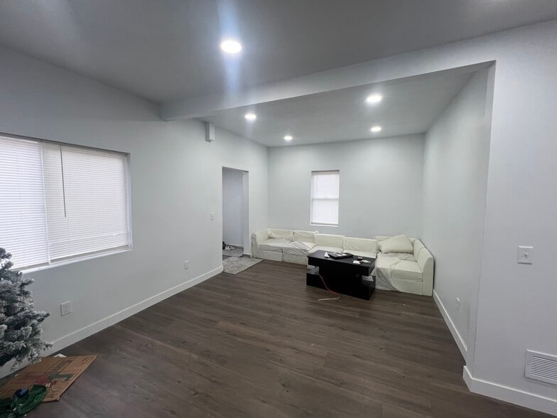 Building Photo - 3105 6th Ave