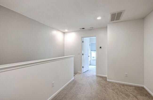 Building Photo - Spacious End-Unit Townhome with Modern Com...