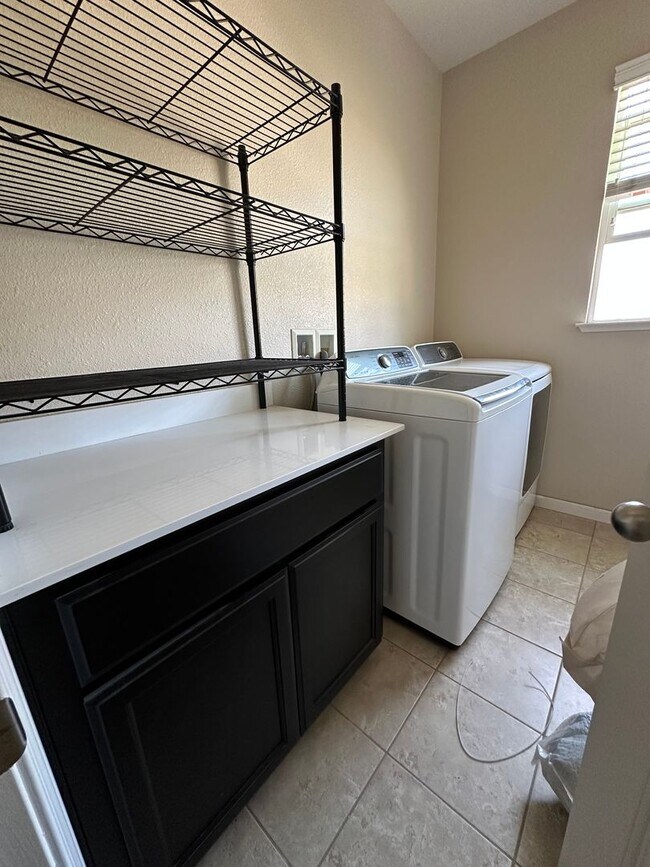 Building Photo - Garibaldi Ranch beautiful 4bedroom 3 full ...