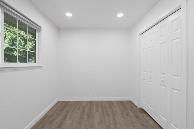 Building Photo - 220 N Hodges Rd