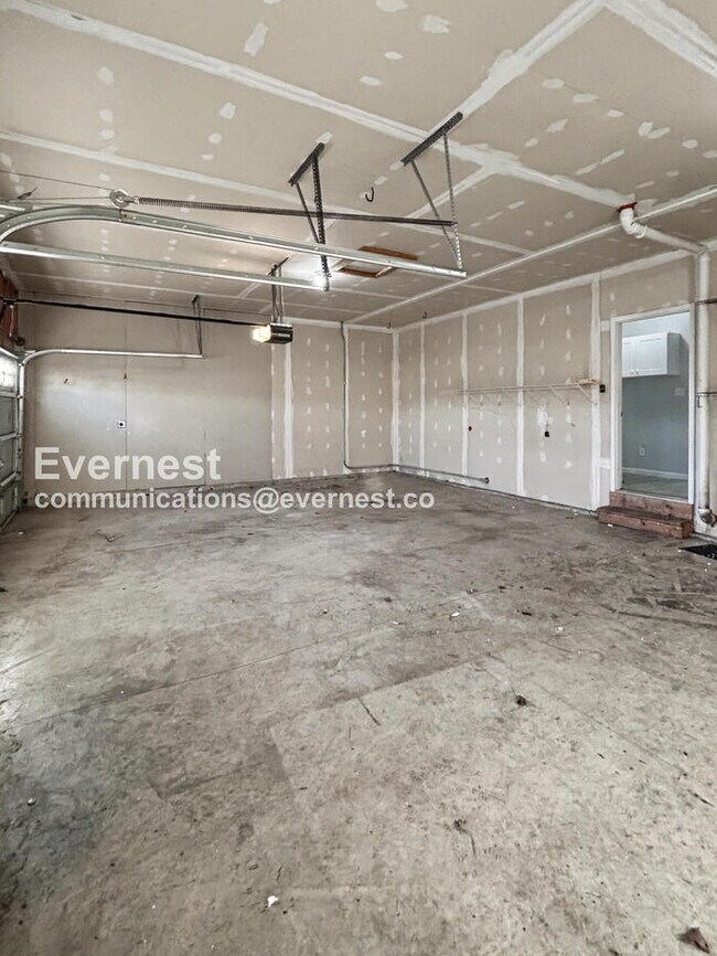 Building Photo - Limited Time Special Offer / Spacious 4-Bed Home with 2-Car Garage & Modern Amenities