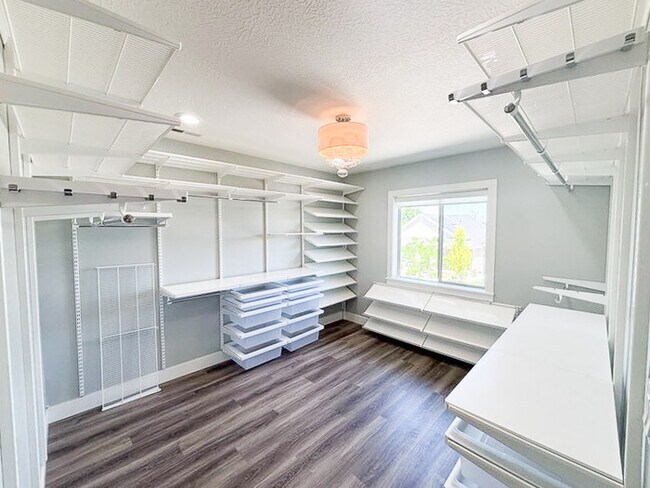 Building Photo - Luxury 5-Bedroom Rental with Pool, Finishe...