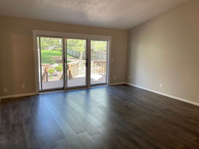 Building Photo - Beautiful, Updated 3Bed+Office/Den, 2Bath Twinhome in Plymouth- Available Now!