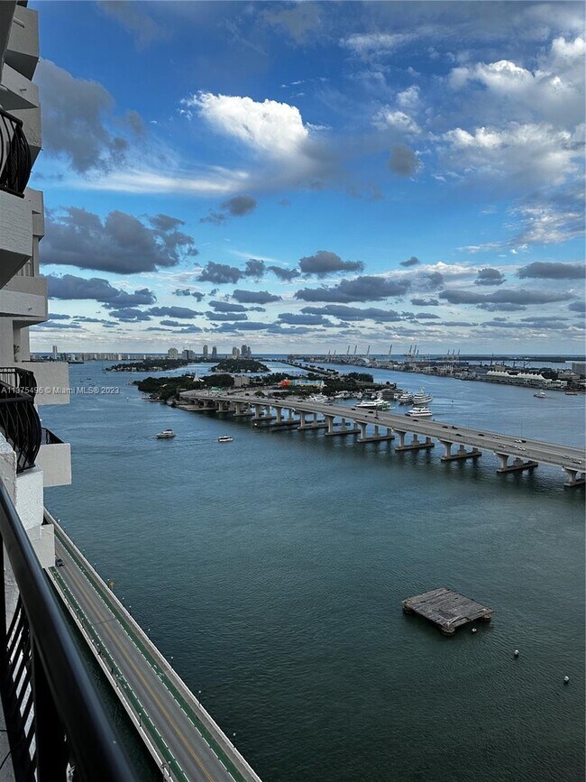 Building Photo - 555 NE 15th St