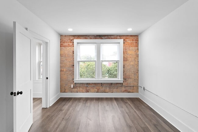 Building Photo - 1 Bedroom 1 Bath Unit Available