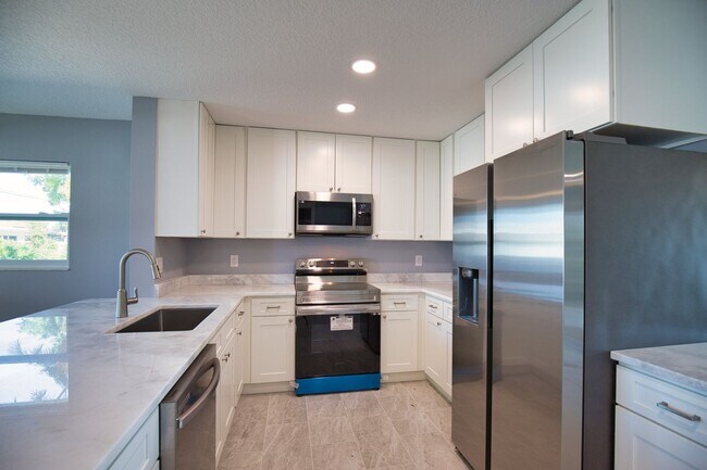 Building Photo - Annual Recently Updated Unfurnished Single Family Home in South Venice!