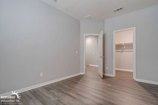 Building Photo - Stunning 3Bdm 2.5Ba Home in the Heart of I...