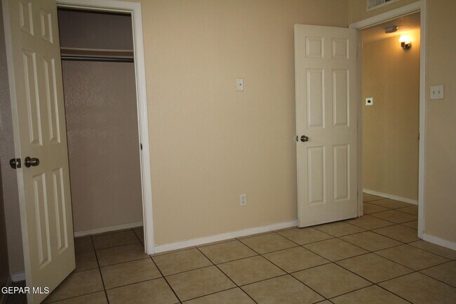 Building Photo - 9145 Begonia Pl