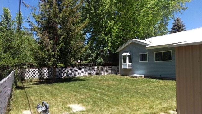 Building Photo - In Town House with Huge Backyard