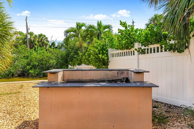 Building Photo - 324 Avenida Madera