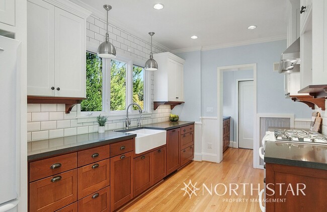 Building Photo - Live in a National Historic Home