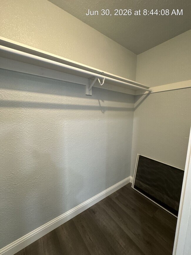 Building Photo - 2543