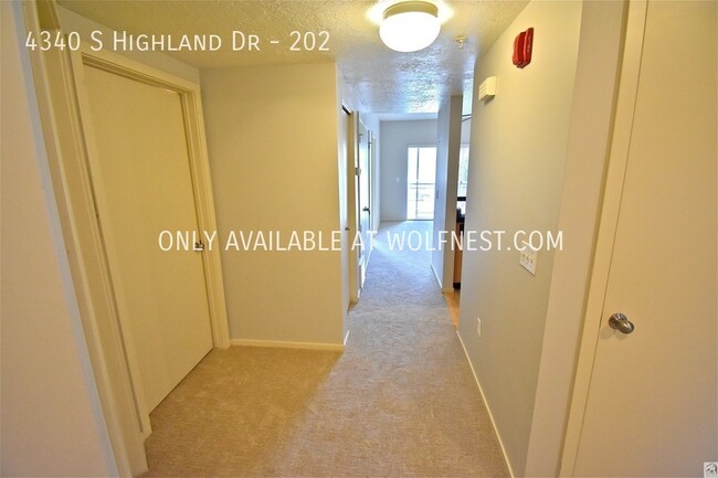 Building Photo - Beautiful 2 Bedroom Holladay Condo!