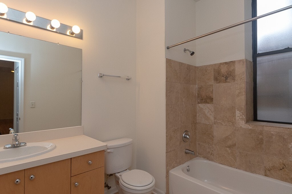 Building Photo - 1260 N Greenview Ave