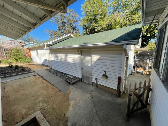 Building Photo - Large 3 Bedrrom 2 Bath Home Close to Orovi...