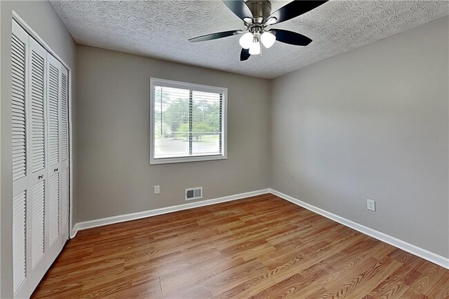 Building Photo - 151 Castleair Dr NE