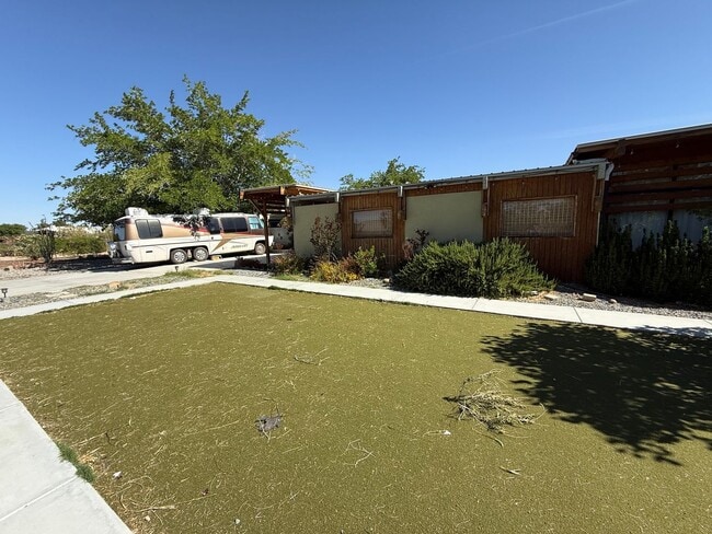 Building Photo - High Desert Retreat- 3 Bedrooms, 2 Bathroo...
