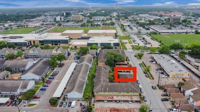 Building Photo - 6401 Skyline Dr