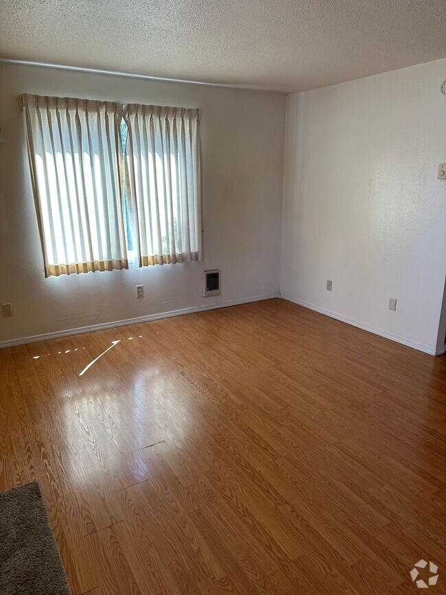 Building Photo - 1-bedroom 1 bath Upstairs Apartment