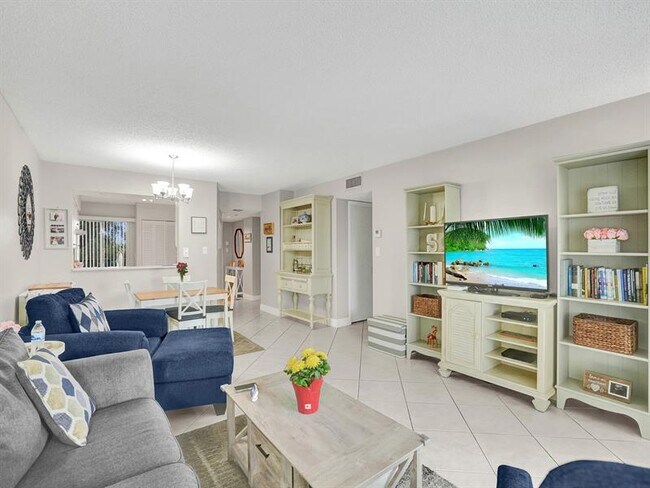 Building Photo - 2208 S Cypress Bend Dr