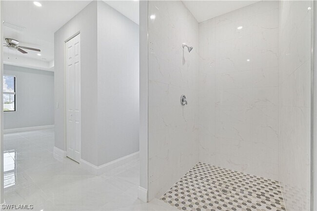Building Photo - Gorgeous custom built 3/2/1 water front si...
