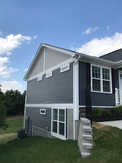 Plenty of detail with transoms for more light - 2312-A Belle Ave NE