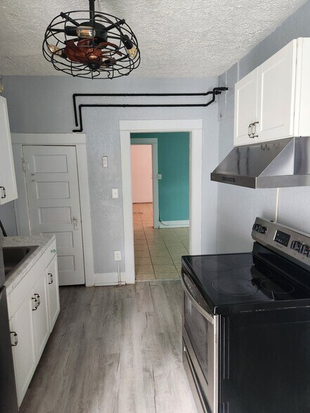 Building Photo - 552 Tanglewood St