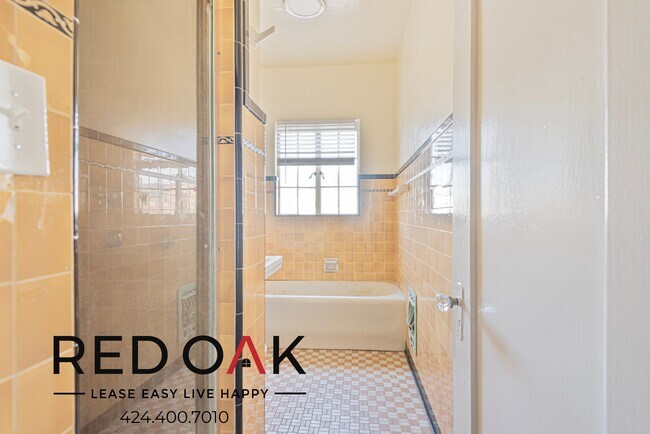 Building Photo - 570 N Rossmore Ave