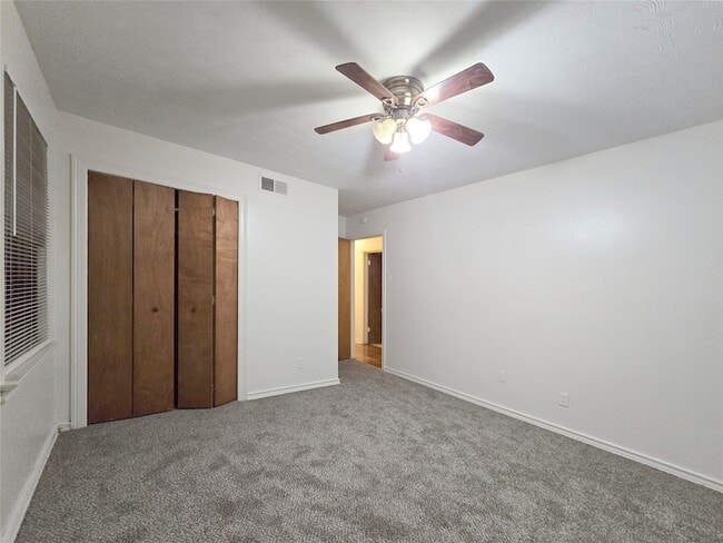 Building Photo - 648 Penguin Dr