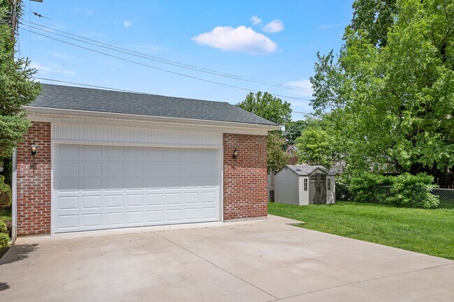 Building Photo - Charming St. Matthews Ranch