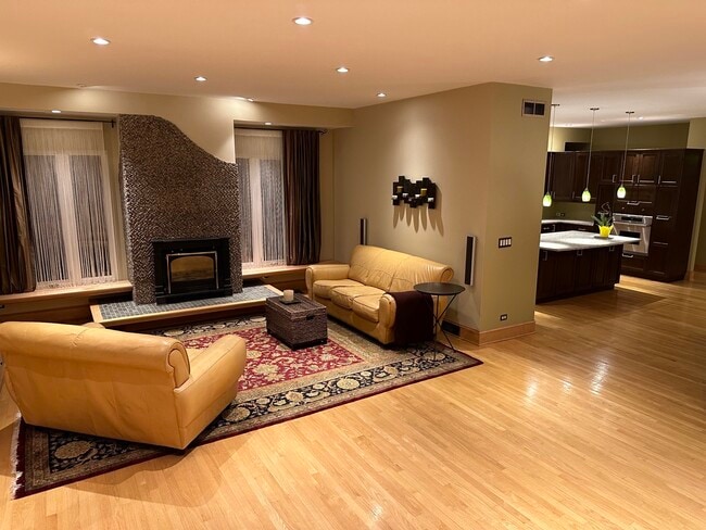 livingroom - 1700 N Windsor Dr