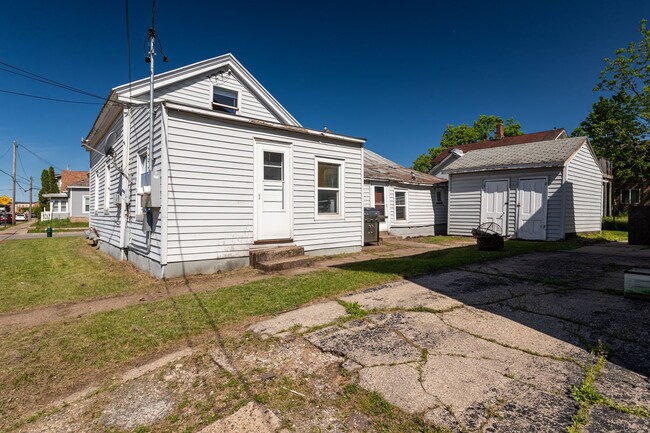 Building Photo - 602-604 9th St N