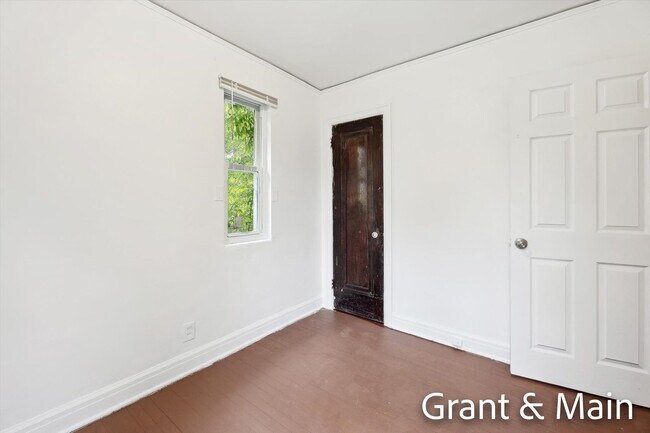 Building Photo - $1250 3 bedroom bungalow