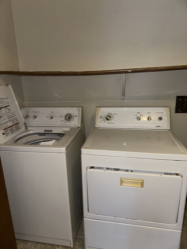 Building Photo - RENT SPECIAL! $1,000 OFF FIRST MONTH'S RENT!