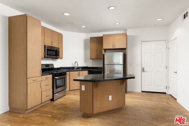 Primary Photo - 1408 W Washington Blvd