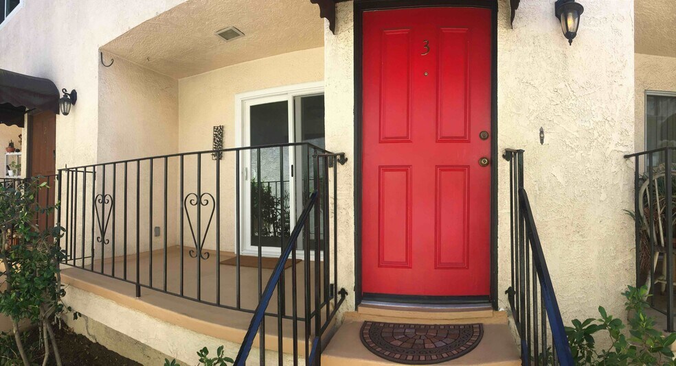 Front Door & Front Patio - 3033 Hollycrest Dr