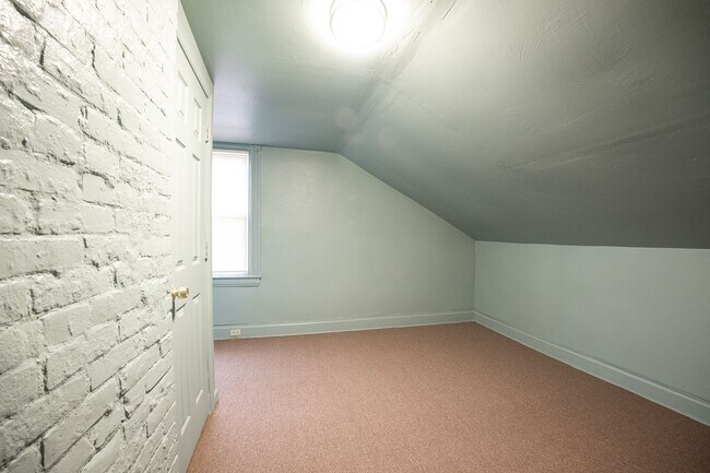 Building Photo - Available NOW! 1st Floor  2 Bed 1 Bath Apa...