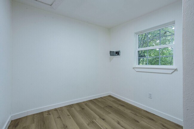 Building Photo - Modern Comfort and Convenience  4BR/2BA Home in San Antonio Available Now!