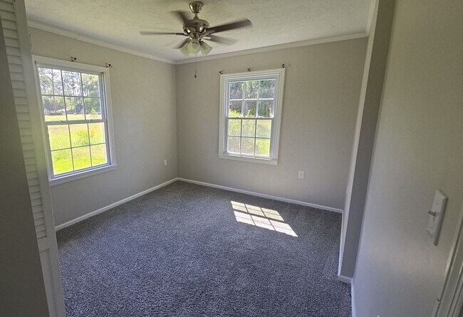 Building Photo - 985 Pineland Ave